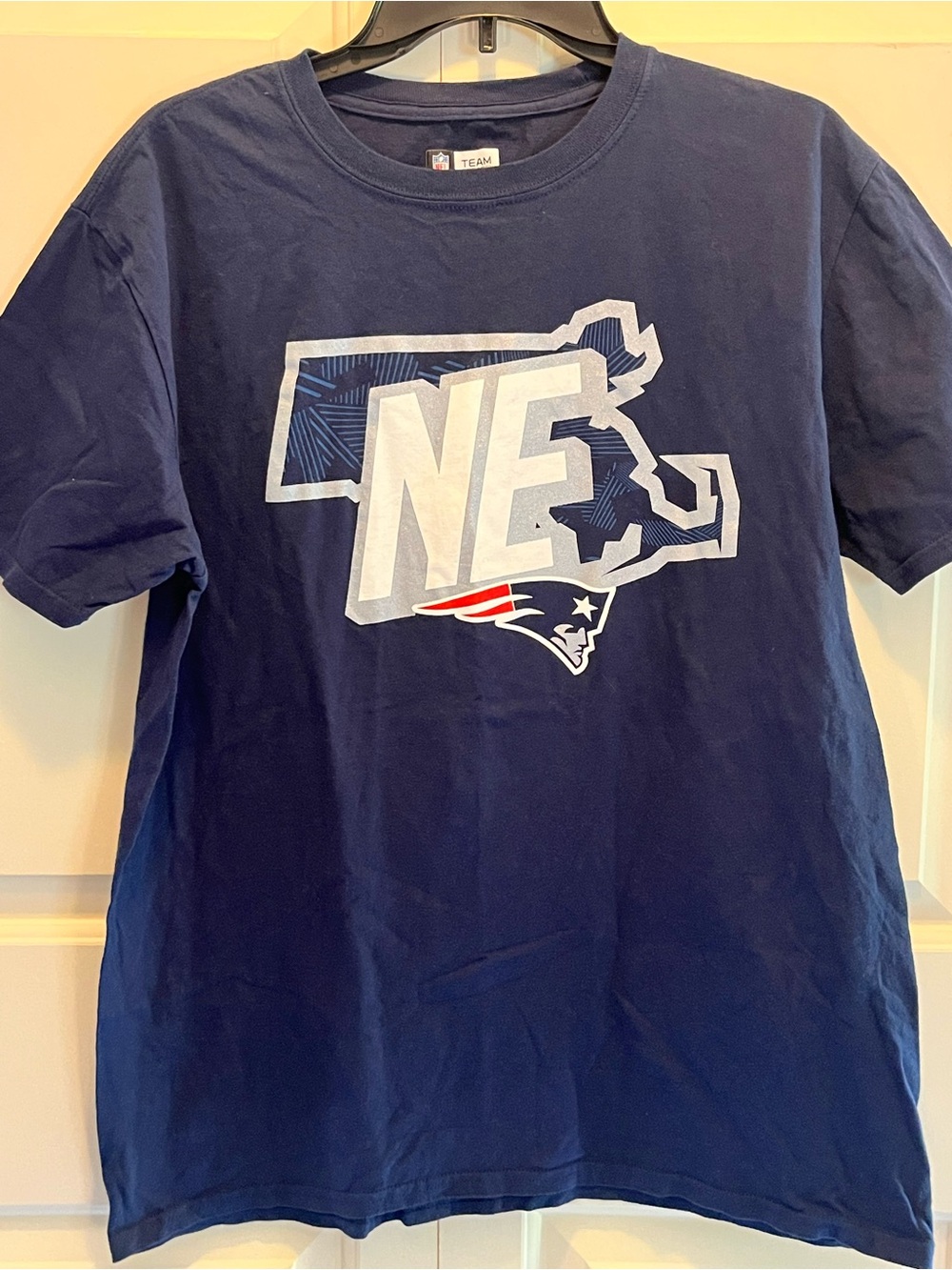 NFL Team Mens Navy Blue T-Shirt with New England Logo size Large